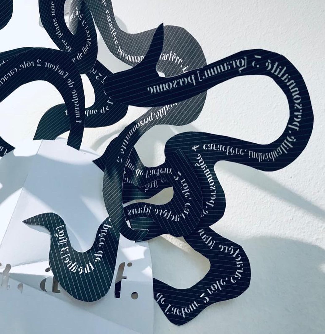 LoreneUjhelyi's tweet image. Ma Méduse.
MASCARADE, expo imaginée par Pascaline De Glo De Besses 👉 @BiennaleDesign amicale Chapelon
#Biennaledesign2022

Persona, ae, f.
1 masque de l&apos;acteur
2 rôle, caractère [ds pièce de théâtre]
3 [fig.] rôle, caractère, personnage
4 caractère, individualité, personnalité