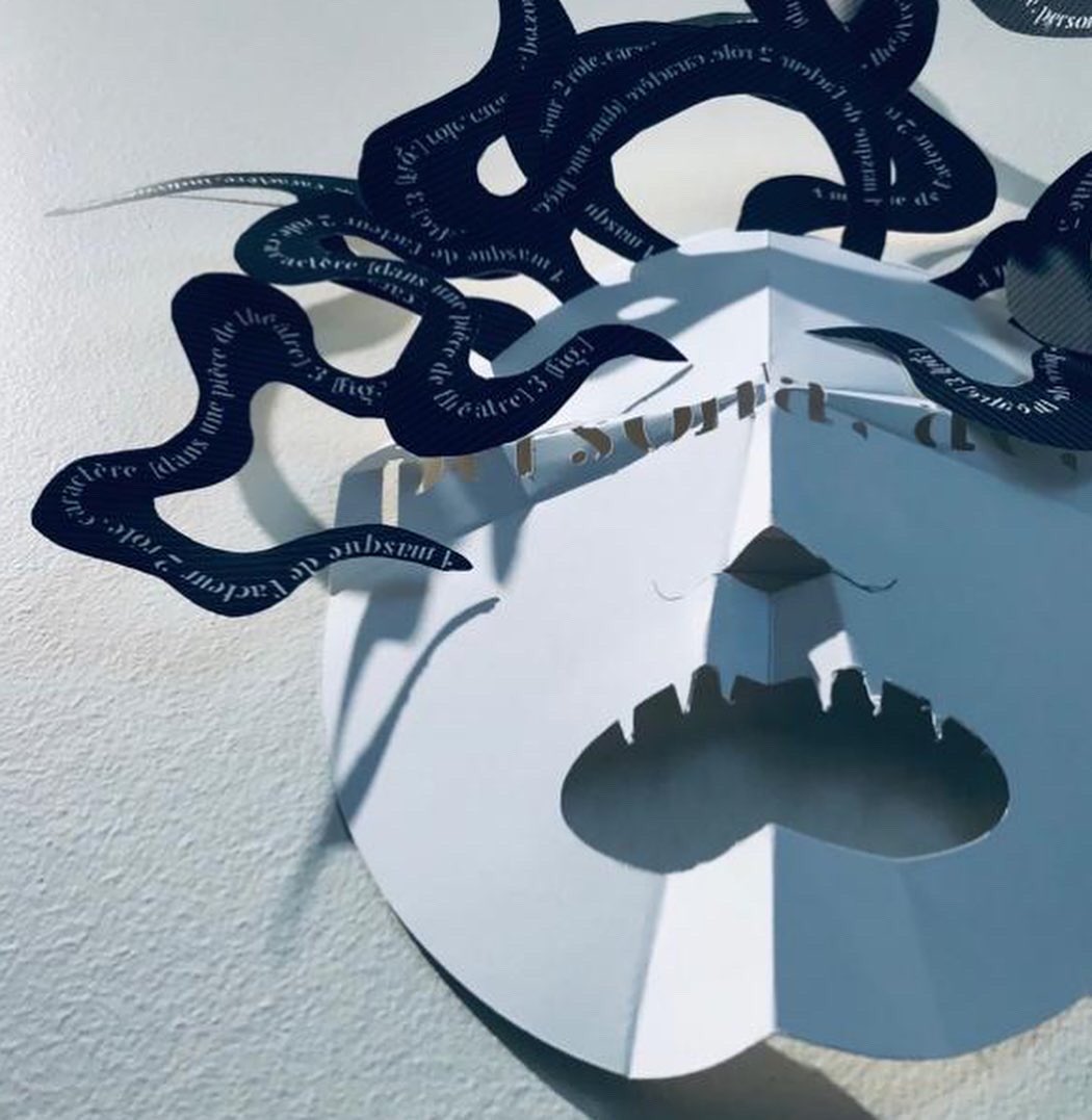 LoreneUjhelyi's tweet image. Ma Méduse.
MASCARADE, expo imaginée par Pascaline De Glo De Besses 👉 @BiennaleDesign amicale Chapelon
#Biennaledesign2022

Persona, ae, f.
1 masque de l&apos;acteur
2 rôle, caractère [ds pièce de théâtre]
3 [fig.] rôle, caractère, personnage
4 caractère, individualité, personnalité