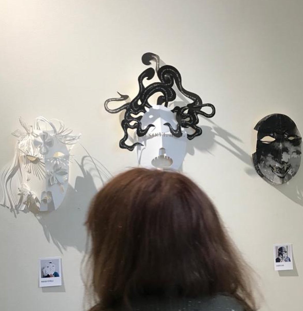 LoreneUjhelyi's tweet image. Ma Méduse.
MASCARADE, expo imaginée par Pascaline De Glo De Besses 👉 @BiennaleDesign amicale Chapelon
#Biennaledesign2022

Persona, ae, f.
1 masque de l&apos;acteur
2 rôle, caractère [ds pièce de théâtre]
3 [fig.] rôle, caractère, personnage
4 caractère, individualité, personnalité