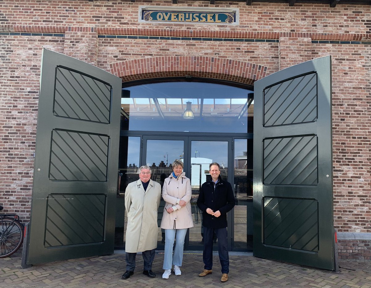 vanHijum's tweet photo. Gastvrij ontvangen bij Vlootdag Harlingen door burgemeester Ina Sjerps van @Gem_Harlingen en Paul Scheffer van Ver. Bruine Zeilvaart.

Overijsselse Hanzesteden en Harlingen maken zich sterk voor historische zeilvaart, en deze verbondenheid kun je zelfs van de gebouwen aflezen… https://t.co/lmddkkCwLu