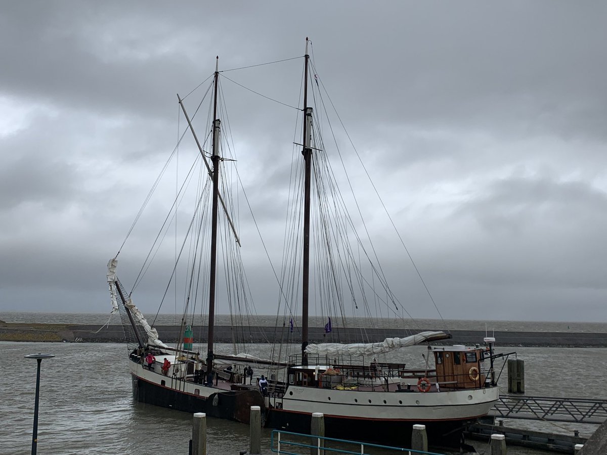 vanHijum's tweet photo. Gastvrij ontvangen bij Vlootdag Harlingen door burgemeester Ina Sjerps van @Gem_Harlingen en Paul Scheffer van Ver. Bruine Zeilvaart.

Overijsselse Hanzesteden en Harlingen maken zich sterk voor historische zeilvaart, en deze verbondenheid kun je zelfs van de gebouwen aflezen… https://t.co/lmddkkCwLu