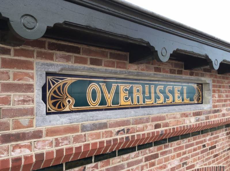 vanHijum's tweet photo. Gastvrij ontvangen bij Vlootdag Harlingen door burgemeester Ina Sjerps van @Gem_Harlingen en Paul Scheffer van Ver. Bruine Zeilvaart.

Overijsselse Hanzesteden en Harlingen maken zich sterk voor historische zeilvaart, en deze verbondenheid kun je zelfs van de gebouwen aflezen… https://t.co/lmddkkCwLu