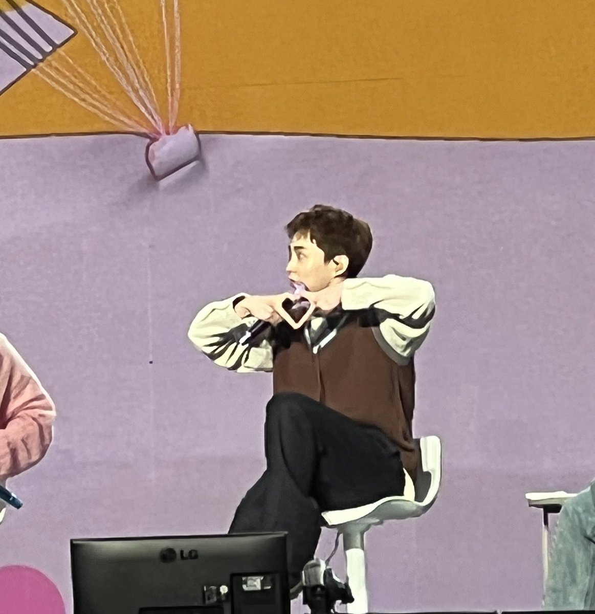 x_yxxm's tweet photo. 시우민 하트 진짜 잘만들어 https://t.co/WpwSaAwwzQ