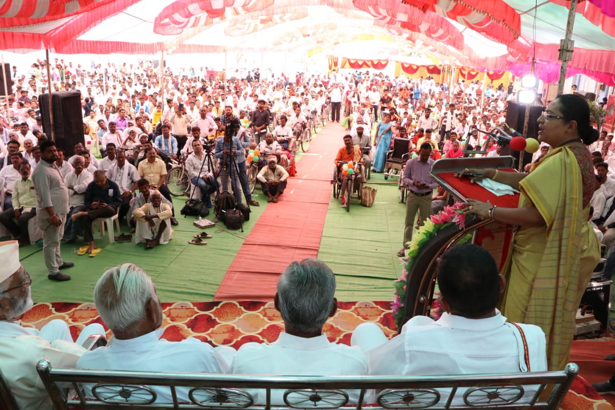 AdvYashomatiINC's tweet photo. स्व. भैय्यासाहेबांनी मला शिकवण दिली की सदैव अडल्या-नडल्यांच्या सेवेत धावून जा, कधी ही मागे राहू नको. आज भय्यासाहेबांनी दाखवलेल्या या मार्गावर चालताना भरून पावल्यासारखं वाटतं. हीच आपली शक्ती आणि हीच आपली संपत्ती.
@CMOMaharashtra @MahaDGIPR @INCIndia
#Amravati
#Teosa https://t.co/GP3fDnSwBS