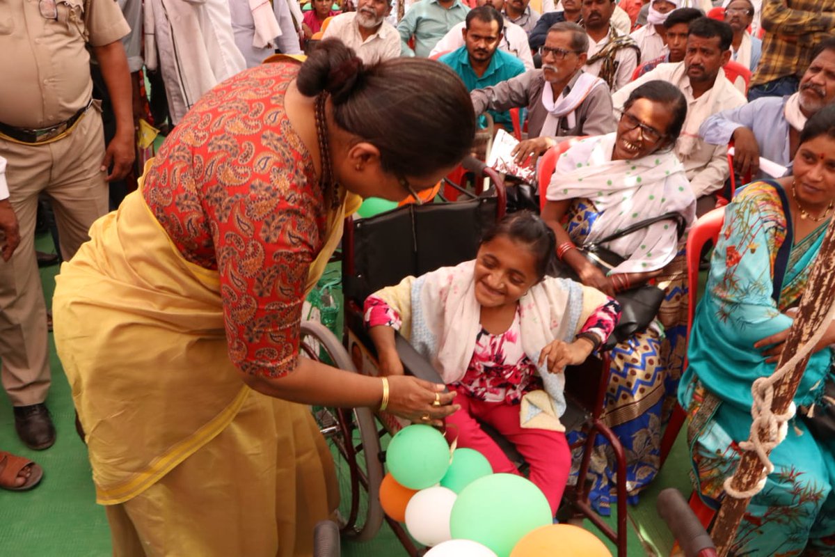 AdvYashomatiINC's tweet photo. स्व. भैय्यासाहेबांनी मला शिकवण दिली की सदैव अडल्या-नडल्यांच्या सेवेत धावून जा, कधी ही मागे राहू नको. आज भय्यासाहेबांनी दाखवलेल्या या मार्गावर चालताना भरून पावल्यासारखं वाटतं. हीच आपली शक्ती आणि हीच आपली संपत्ती.
@CMOMaharashtra @MahaDGIPR @INCIndia
#Amravati
#Teosa https://t.co/GP3fDnSwBS