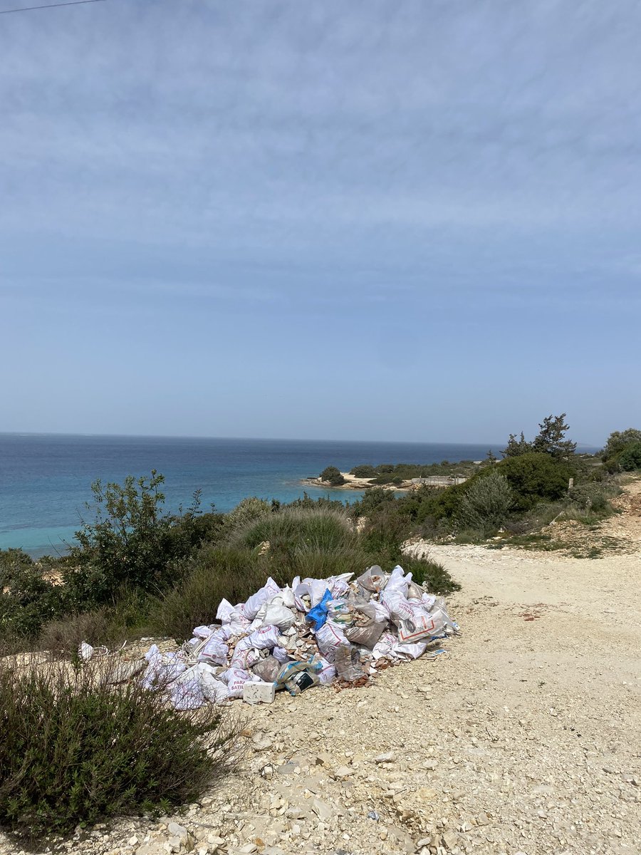 sezyn's tweet photo. Çeşme’nin incisi Dalyan mevkiine (Momo beach yanı) hiç yakışmayan bu görüntüler için gereğini yapmanızı rica ederim @cesmebld Geçen yazdan beri yürüyüş yolunda aralıklarla hafriyatlar var. https://t.co/0beeZGnkpQ