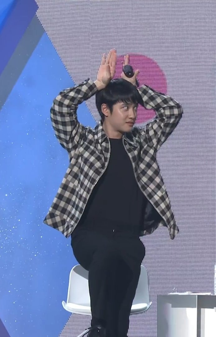 saranghaedks's tweet photo. KYUNGSOO DOING AEGYEO😭😭🥺🥺 FSS SO CUTE 😭😭❤️❤️ https://t.co/pewonq8SdD