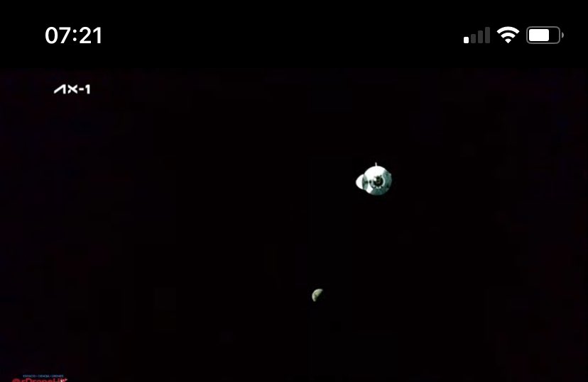marsilf2011's tweet photo. Maravillosa vista #dragon y la #LUNA gracias @SpaceX @NASA y transmisión de RDroneUY  de #acoplamiento https://t.co/hdtxtFs3C4