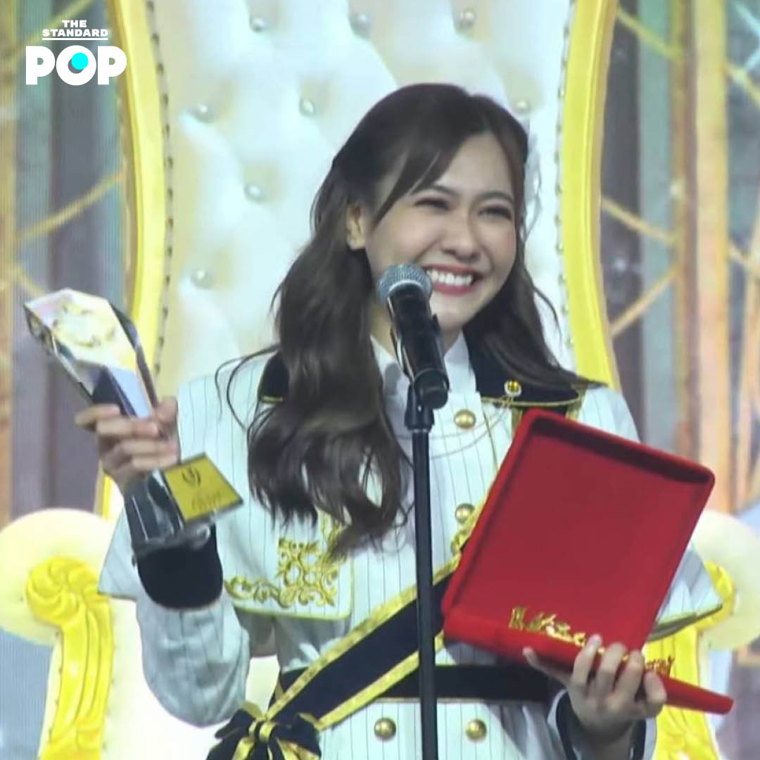 TheStandardPOP's tweet photo. POP NEWS: #BNK4812thSingleGE_Final Senbatsu อันดับที่ 3 เนย-กานต์ธีรา วัชรทัศนกุล (Team BIII) #NoeyBNK48 เนยกล่าวในสปีชว่า “ขอบคุณที่อยู่ด้วยกันมาตั้งแต่หนู 20 ใสๆ จนตอนนี้เป็น 25 แซ่บๆ แล้ว” และ “รู้สึกดีใจมากที่ช่วง 20 ของหนูได้สร้างความทรงจำไปกับทุกคน” https://t.co/SzolEGvsJP