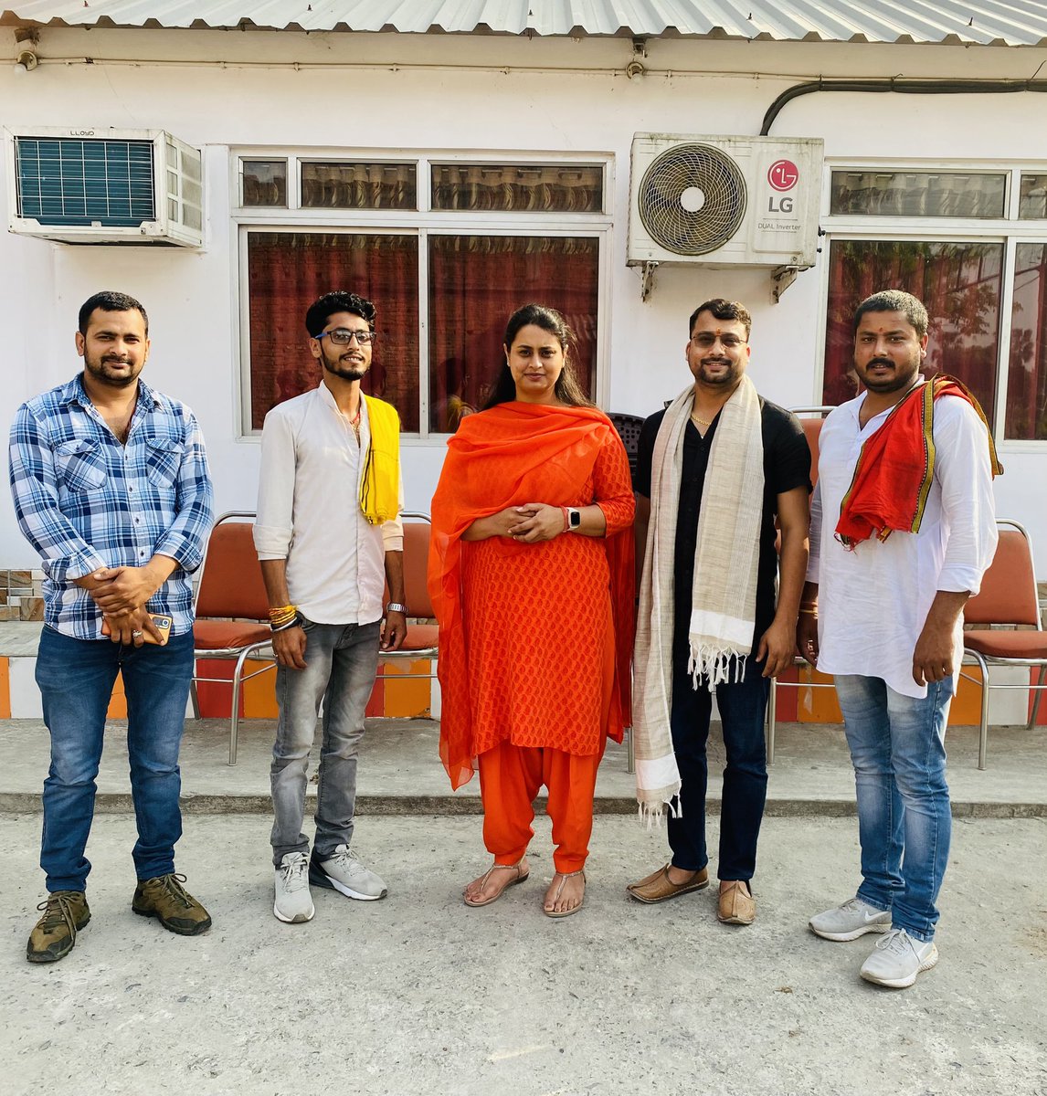 ShashiBJPBihar's tweet photo. मुज़फ़्फ़रपुर बोचहाँ उपचुनाव में यात्रा के दौरान आगमन पर बिहार की बेटी एवं जिनके परिवार का स्नेह मुझे हमेशा मिलते आया हैं @BJP4Bihar से जमुँई की एमएलए @ShreyasiSingh20 जी से भाइयों के साथ मुलाक़ात के दौरान! https://t.co/3AUxi0Se3E