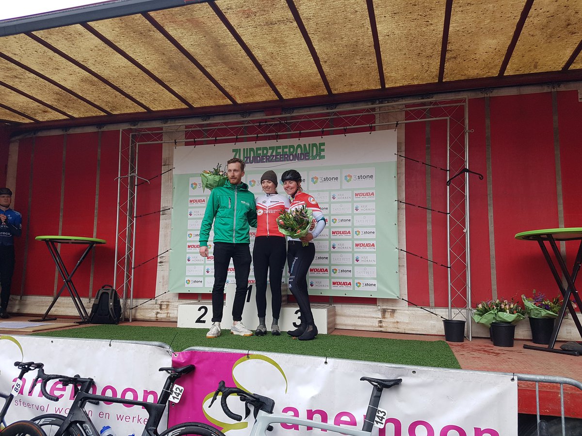 De leidsters in de #topcompetitievrouwen na de #Zuiderzeeronde Femke Markus en Meike Uiterwijk Winkel (beste clubrenner) ontvangen de bloemen van koersdirecteur Jasper Hamelink.