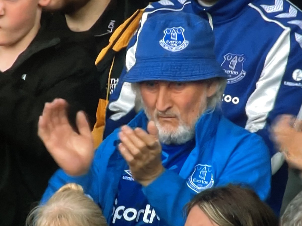 MenInBlazers's tweet photo. This Everton fan was 21 years of age when the season began with Rafa Benitez as his manager https://t.co/1QF1Lwsxhm