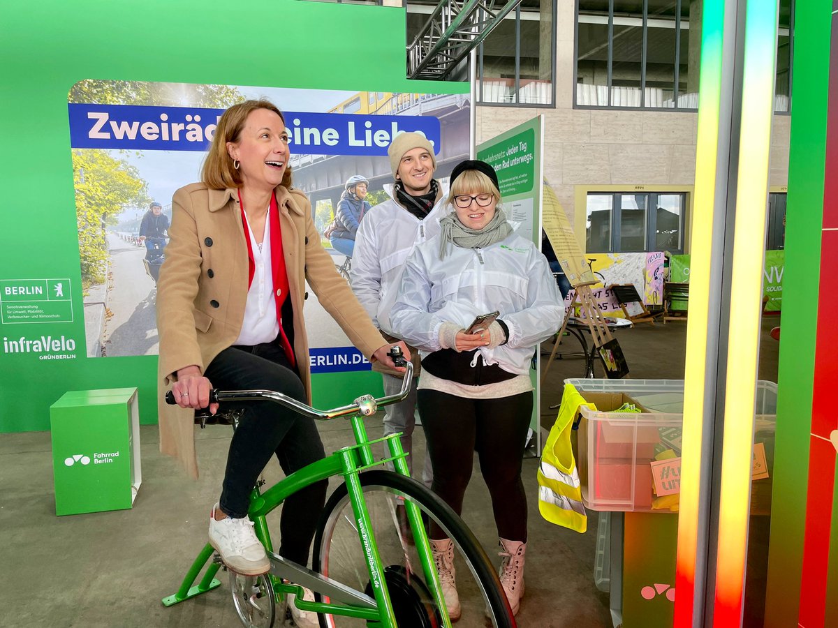 Staatssekretärin Dr. Meike Niedbal hat heute Vormittag die @VELOBerlin eröffnet, an der VeloTransport teilgenommen und an unserem Stand ihre #Fahrradliebe bewiesen.