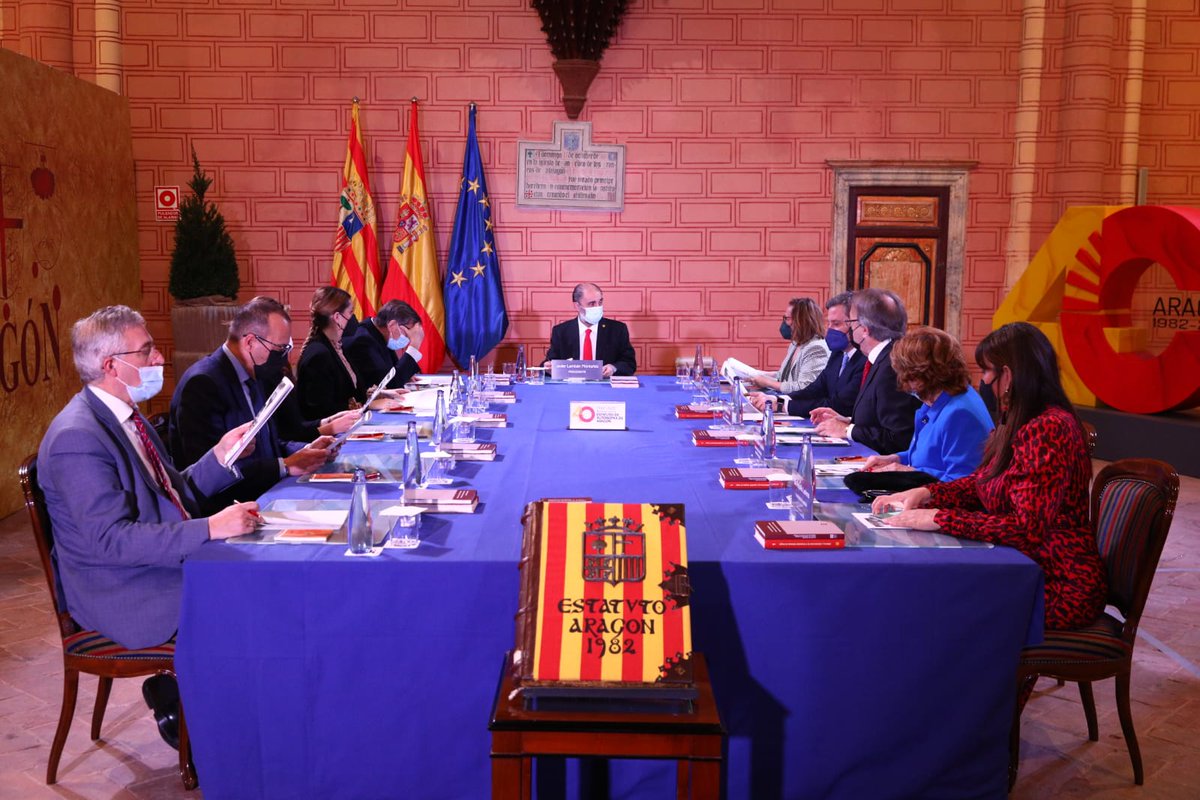 Hoy 9 de abril el <a href="/GobAragon/">Gobierno de Aragón</a> reunido en #Calatayud conmemorando la  primera constitución de la #DGA ha aprobado el Proyecto de Ley de #Dinamización del #mediorural de #Aragón. Gracias a todas (muchas) las personas que lo han hecho posible. Buen trabajo.