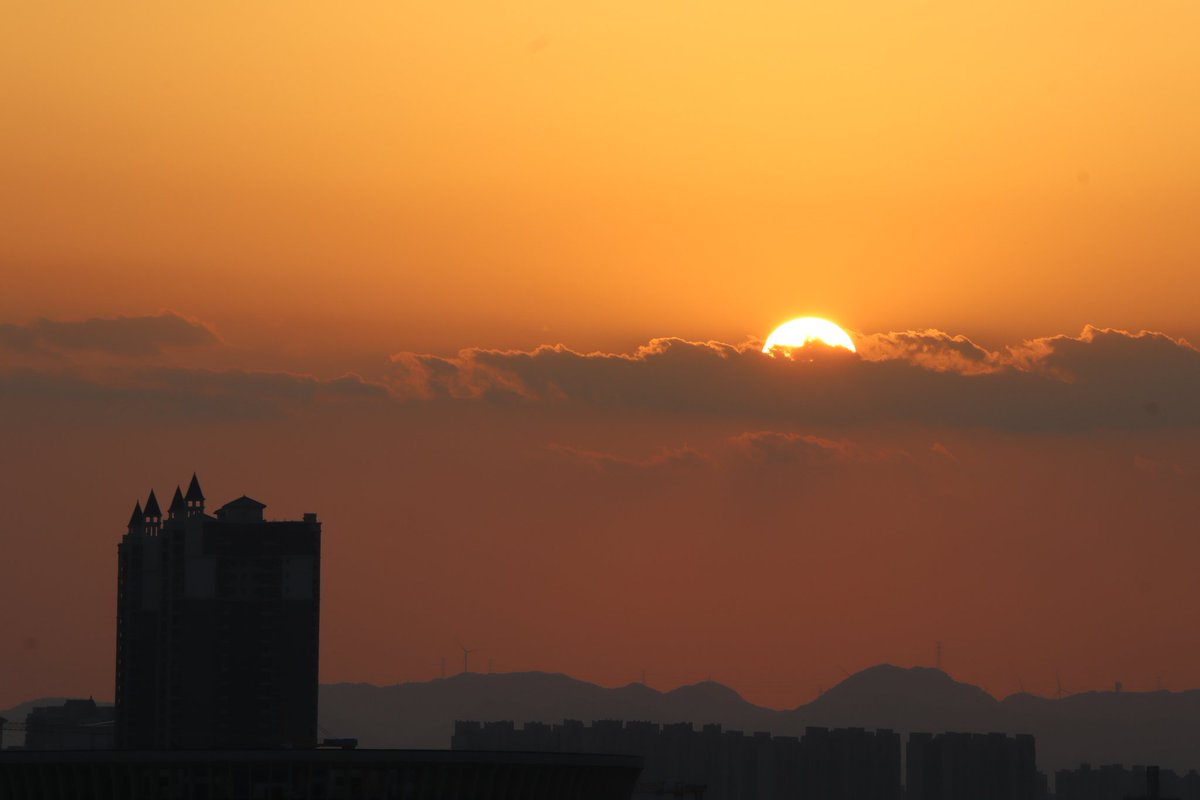 Mister_Z69's tweet photo. 就算是墙灰结成的“钟乳石”，也能在夕阳下闪光 https://t.co/LCNVGBveIh