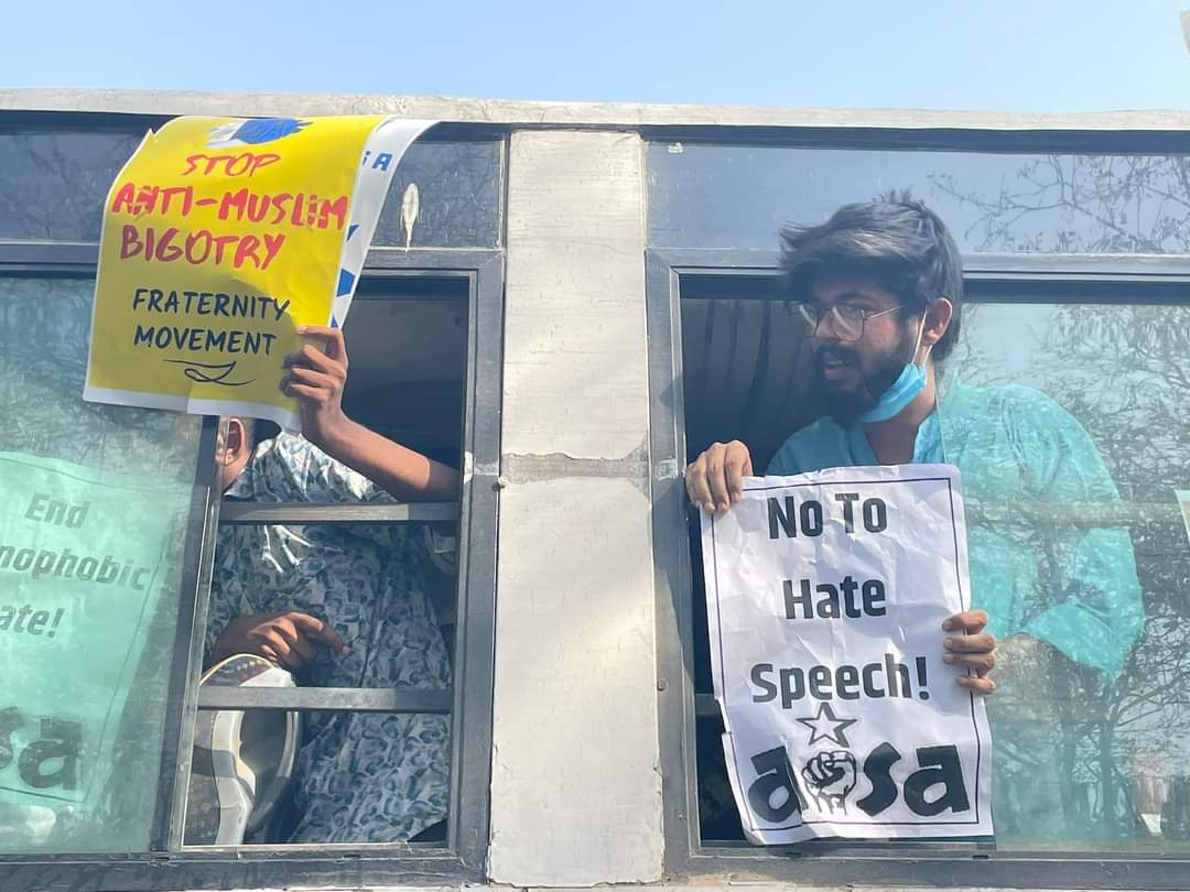 FraternityJNU's tweet photo. Fraternity Movement activists and other protestors got detained by Delhi police while protesting in front of the UP Bhawan against the anti-Muslim hate speeches in Uttar Pradesh.
#ArrestBajrangMuni
#protestisourright
#Islamophobia_in_india
#Islamophobia
#Fraternitymovement https://t.co/iaeD8sw2Qj