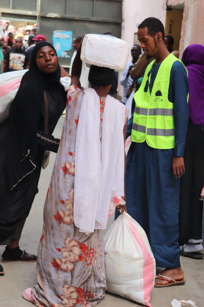 MPyusufhassan's tweet image. Launched a Ramadhan food drive  in partnership with PAY and the California property developers at Minhaj Academy  in Eastleigh where some 420 needy families received 45 kilos food packages consisting of rice, maize meal, wheat flour, sugar and cooking oil.
