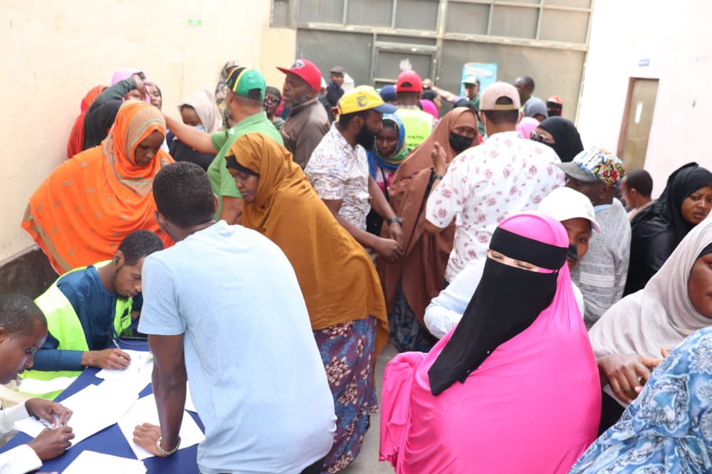 MPyusufhassan's tweet image. Launched a Ramadhan food drive  in partnership with PAY and the California property developers at Minhaj Academy  in Eastleigh where some 420 needy families received 45 kilos food packages consisting of rice, maize meal, wheat flour, sugar and cooking oil.