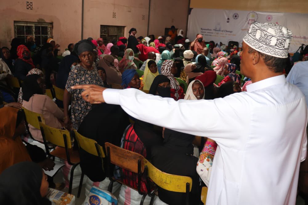 MPyusufhassan's tweet image. Launched a Ramadhan food drive  in partnership with PAY and the California property developers at Minhaj Academy  in Eastleigh where some 420 needy families received 45 kilos food packages consisting of rice, maize meal, wheat flour, sugar and cooking oil.