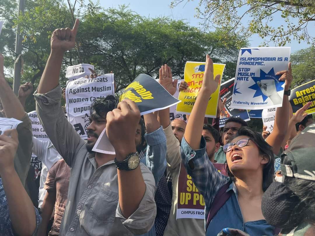 FraternityJNU's tweet photo. Fraternity Movement activists and other protestors got detained by Delhi police while protesting in front of the UP Bhawan against the anti-Muslim hate speeches in Uttar Pradesh.
#ArrestBajrangMuni
#protestisourright
#Islamophobia_in_india
#Islamophobia
#Fraternitymovement https://t.co/iaeD8sw2Qj
