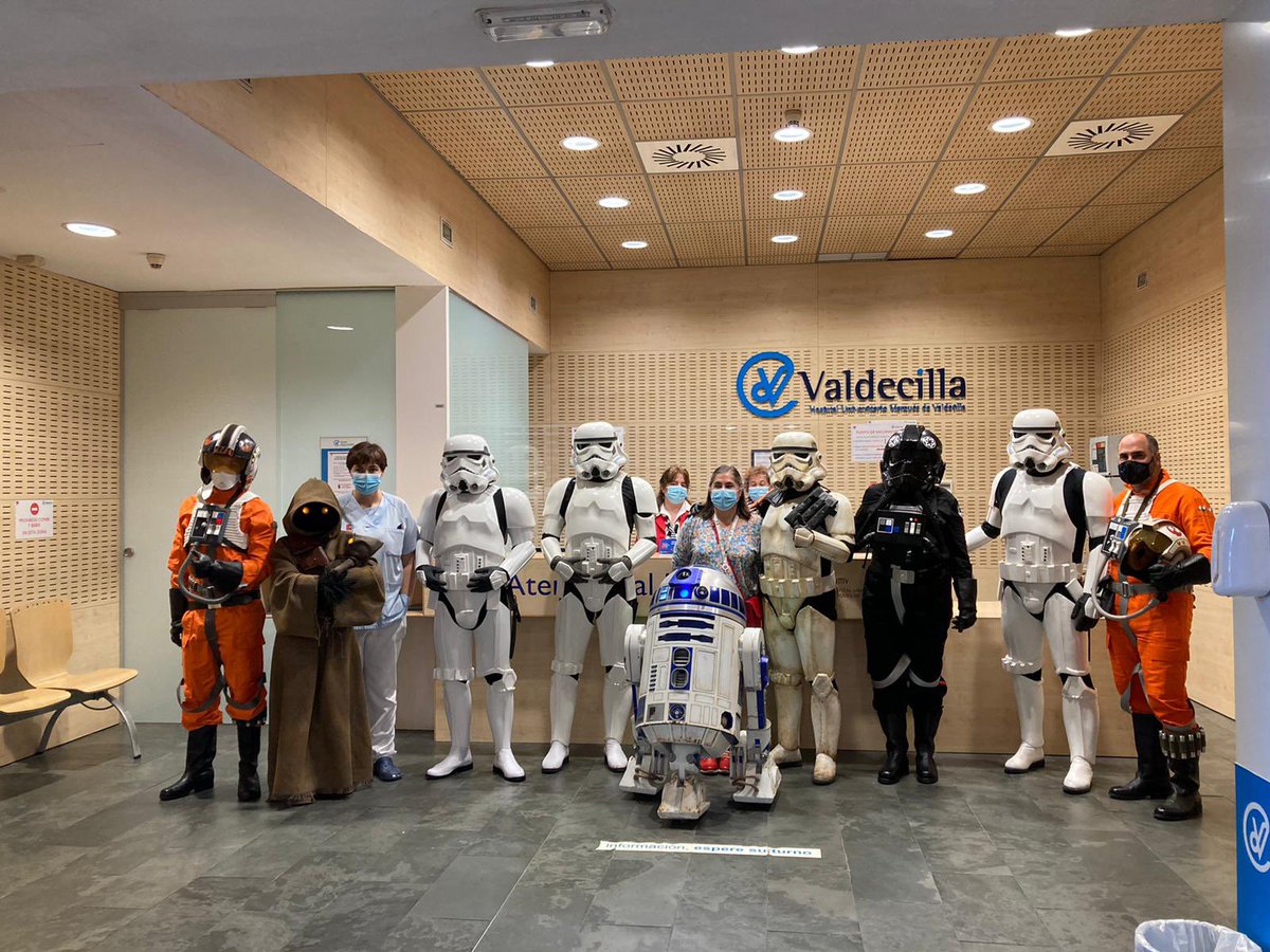 gabls's tweet photo. La Legión 501 de #StarWars, división de Zona Norte, está en misión especial en el @HUnivValdecilla y han visitado la planta de pediatría, intensivo y urgencia pediátrica entregando diplomas a los niños y niñas con su nombre y regalos #ElPoderDeLaFuerza https://t.co/AGCCPR0n0e
