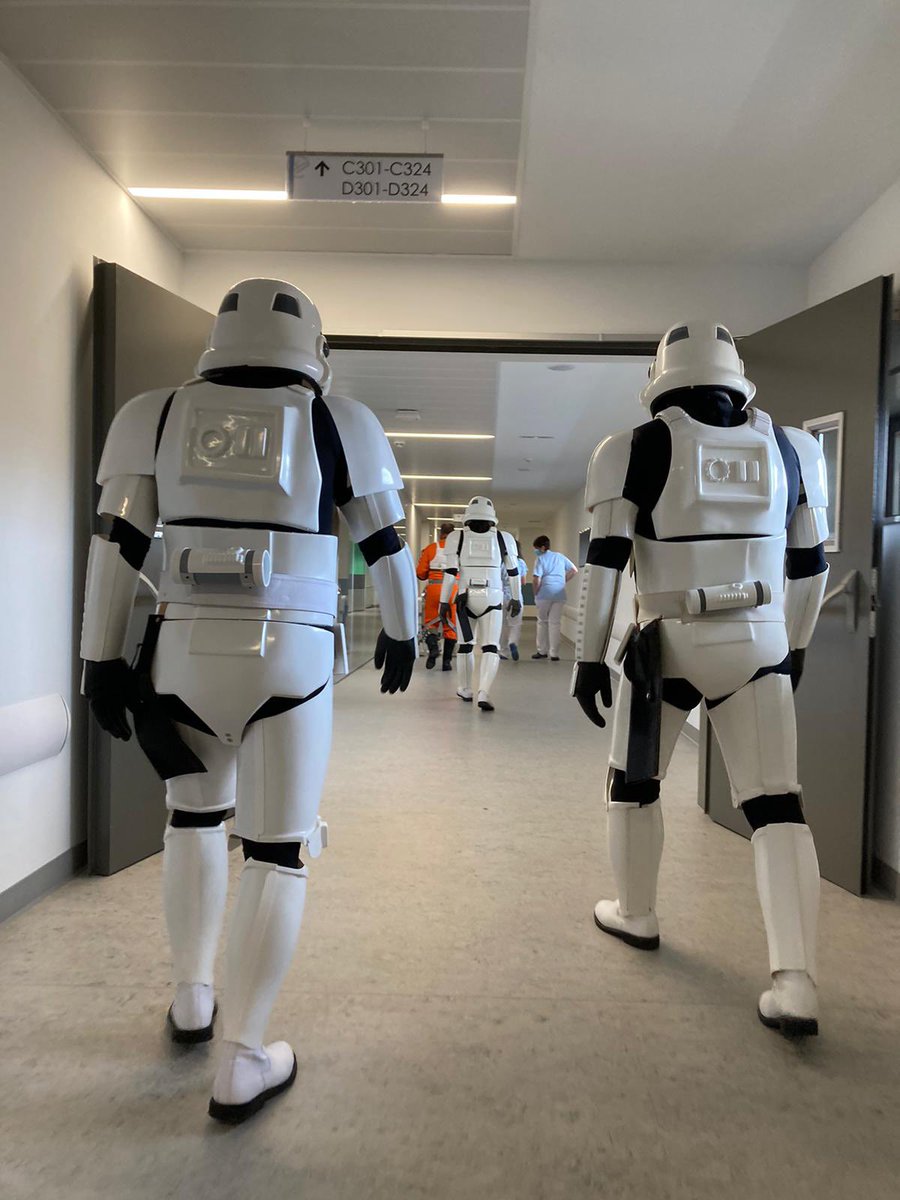 gabls's tweet photo. La Legión 501 de #StarWars, división de Zona Norte, está en misión especial en el @HUnivValdecilla y han visitado la planta de pediatría, intensivo y urgencia pediátrica entregando diplomas a los niños y niñas con su nombre y regalos #ElPoderDeLaFuerza https://t.co/AGCCPR0n0e