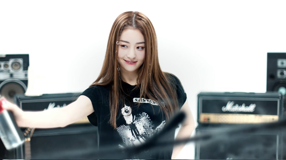 Windstorm09's tweet photo. Must be so fun styling her because she looks good in everything. @le_sserafim
#르세라핌 #LE_SSERAFIM
#허윤진 #HuhYunjin https://t.co/wQLRygMc6n