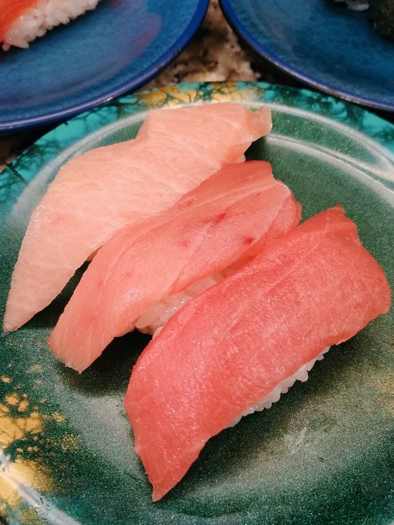 inkusogram's tweet photo. Texture of Shari, Ooedo Shinjuku west store is better. Shinjuku south branch is... passable.
#maguro
#tuna
#sushigoround
#kaitensushi
#sushi
#seafood
#本マグロ
#マグロ
#回転寿司
#寿司
#鮨
#外食 https://t.co/6yktTkh3sr