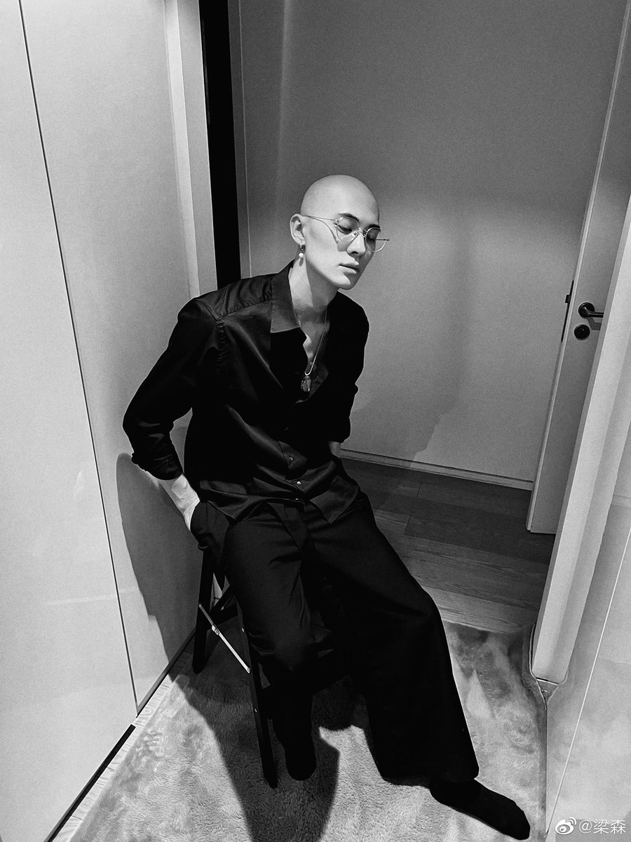 onlyliangsen's tweet photo. 20220409 Weibo Update 1/3
“Recently”
“最近（推眼镜）”
#LiangSen #梁森 https://t.co/MHoSOsbaKA
