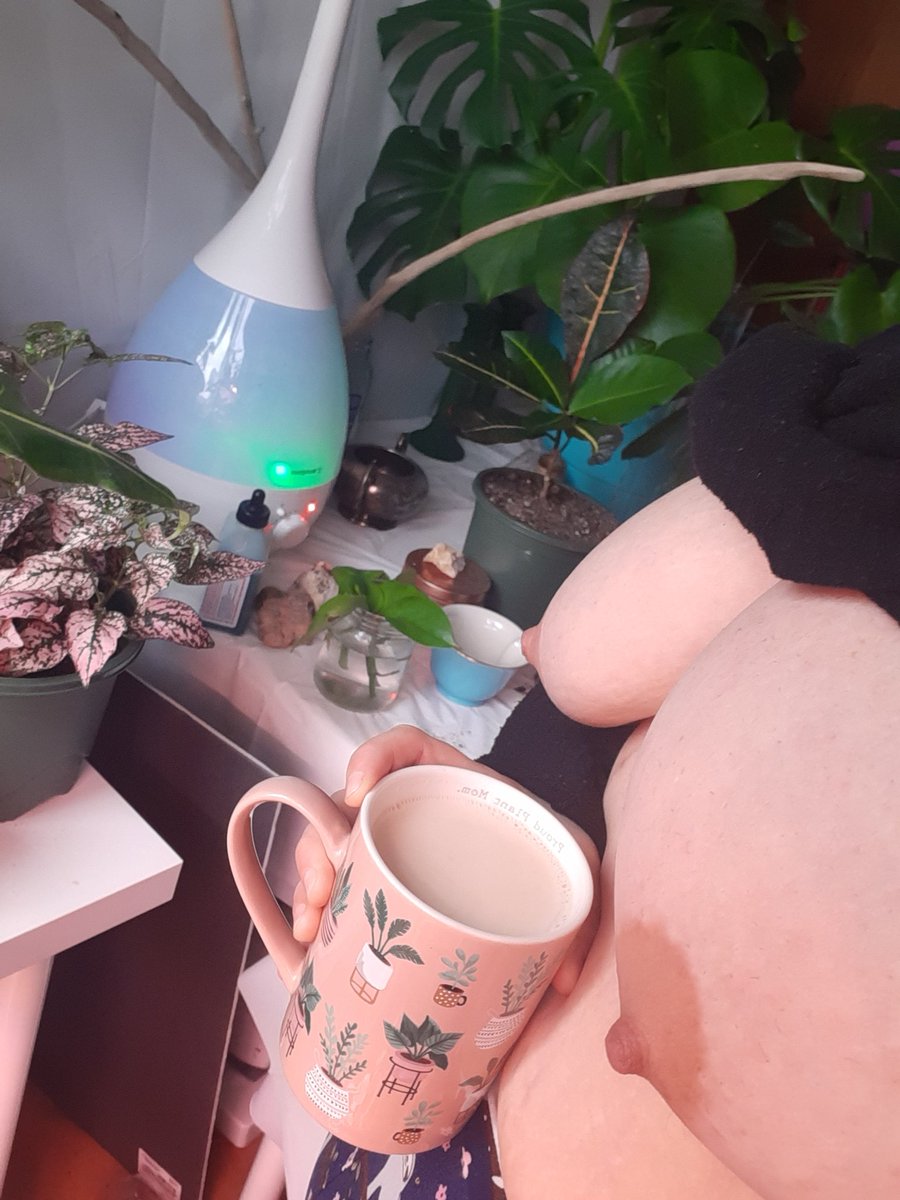 Just having a #titsandtea saturday with my plants inside ❤