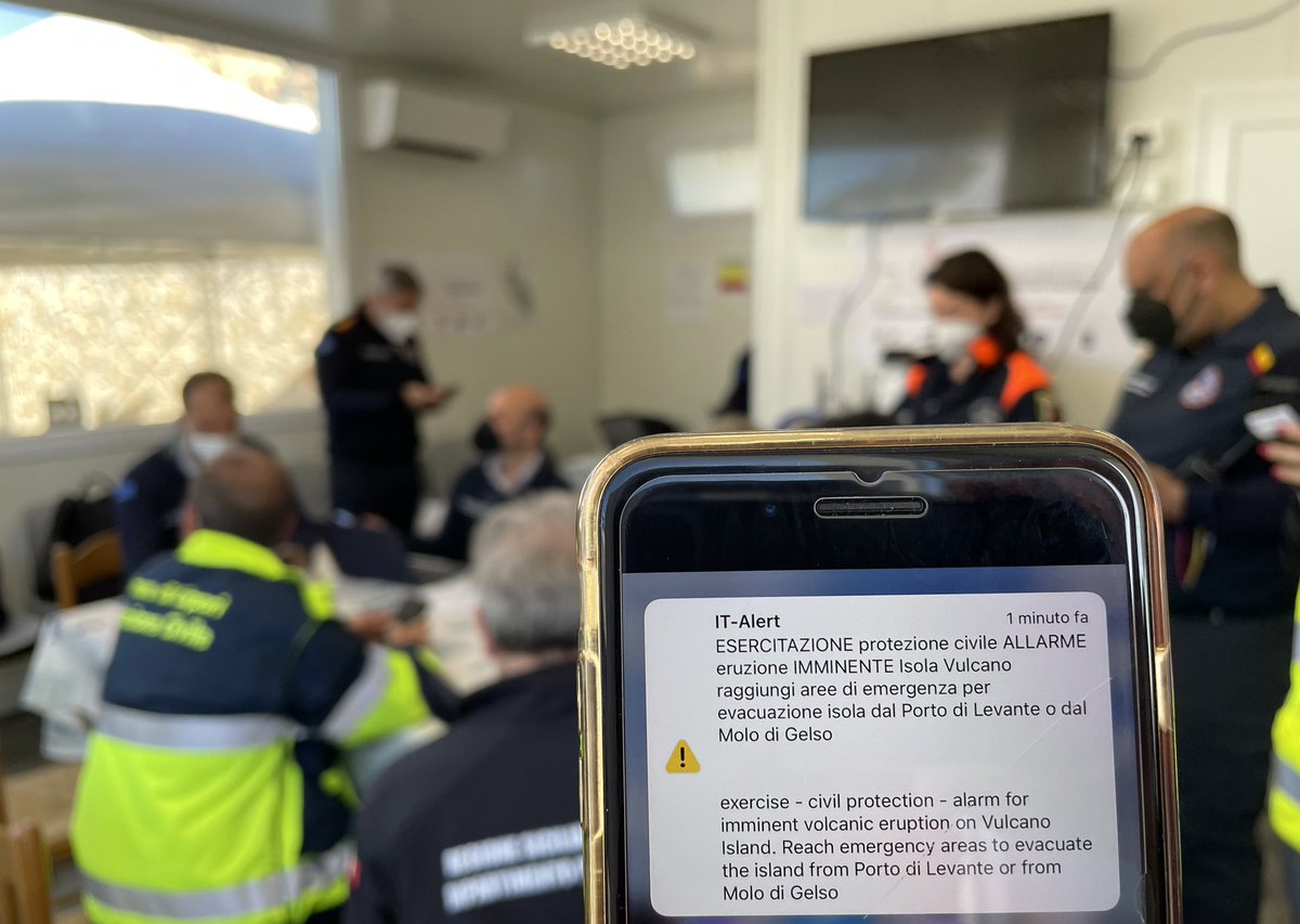 CIMAFoundation's tweet photo. Si è conclusa l’esercitazione di evacuazione #Vulcano2022 con grande partecipazione cittadina e dispiegamento istituzionale e sociale. #ITAlert realizzato per @DPCgov è stato ufficialmente testato e ora continueremo a migliorare la pianificazione della prevenzione e l’allerta https://t.co/YE9hO4qwqL