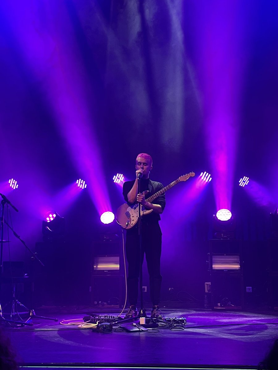 Onte saín da Capitol coa sensación ter vivido un concerto histótico. <a href="/bertomusica/">Berto🐊🌈</a> é unha estrela e vai conseguir todo o que se propoña. ⭐️🌈💖