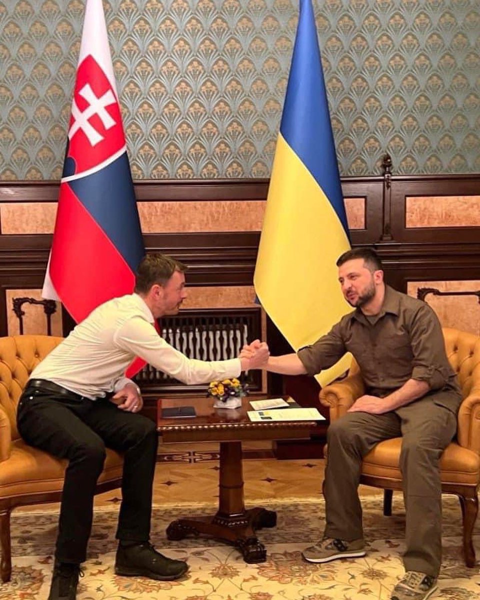 When pictures say more than words... Thank you to <a href="/eduardheger/">Eduard Heger</a> for the right choice and confirming where #Slovakia stands. 🇸🇰🤝🏻🇺🇦