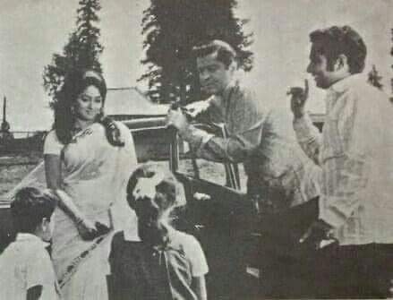 SJFansAssnCal's tweet photo. #HemaMalini #ShammiKapoor #masterAlankar n #BabyGauri 
On location of song picturisation of song "Hai naa bolo bolo"  for film #Andaz
Director #RameshSippy explaining the shot. 
Lyrics by #HasratJaipuri  and music by #Shankar_Jaikishan.
#shankarjaikishan
#ShankarJaikishan https://t.co/YLTRQFp3NZ