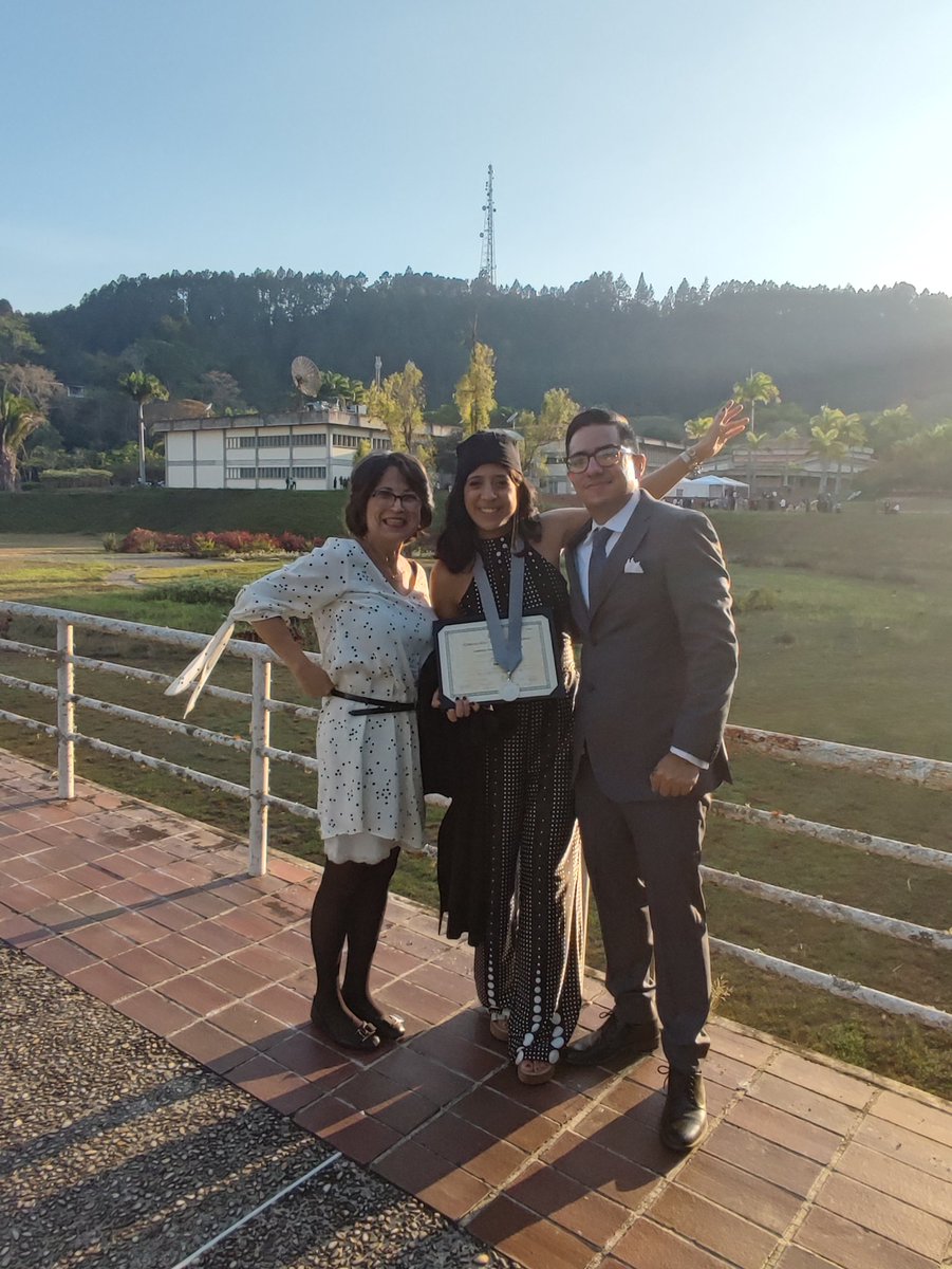 Nuestro mayor reconocimiento a la arquitecta <a href="/GabyAlvarez13/">gaby</a>; la tarea de las universidades es buscar la verdad y afianzar los valores trascendentales del hombre, sus palabras en el acto de grado ayer en <a href="/campusb/">Universidad Simón Bolívar</a> demuestran su capacidad para cumplirlas a cabalidad ¡Felicitaciones!