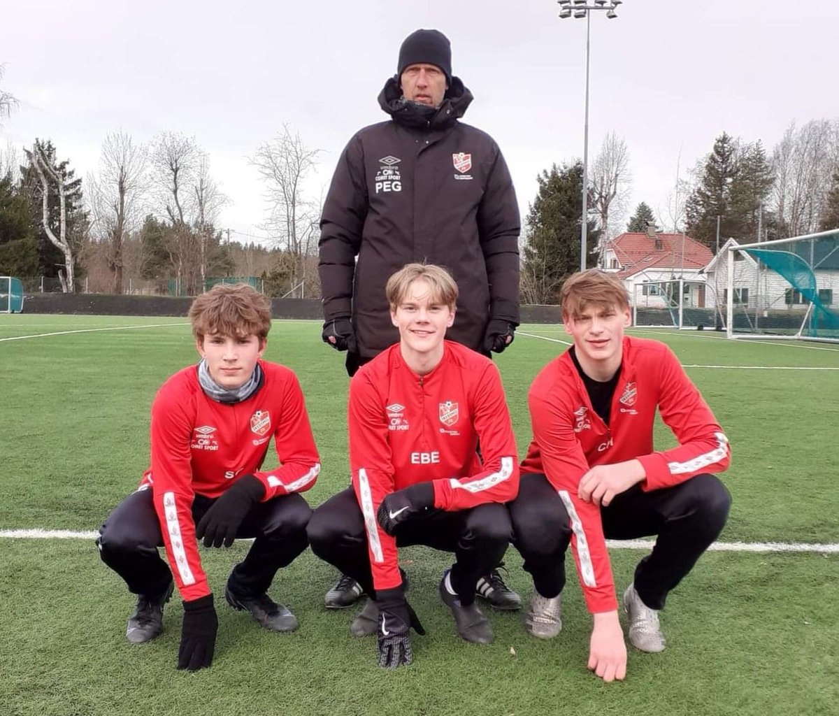 Hovedtrener Per-Einar Gjelsvik er fornøyd med utviklingen til mange av de unge spillerne i klubben om dagen. Dagens hospitanter på A-lagets trening klarte seg utmerket. Sindre Græsdal(07), Elliot B Engebretsen(06) og Caspar Hemstad(06).
<a href="/lokalfotballen/">Lokalfotballen</a>