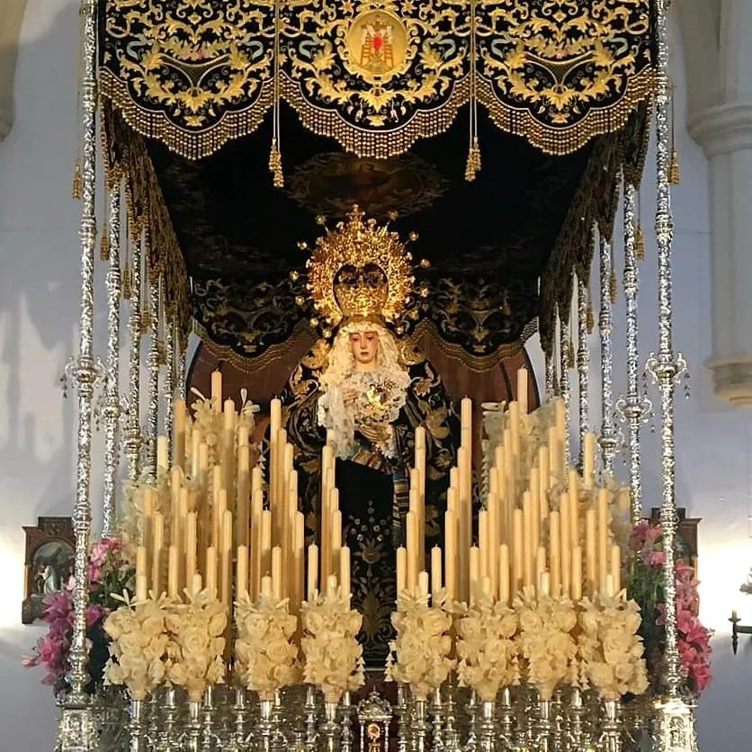 Ya se encuentra entronizada en su paso M.Stma. de los Dolores en su Soledad a la espera de un nuevo Viernes Santo