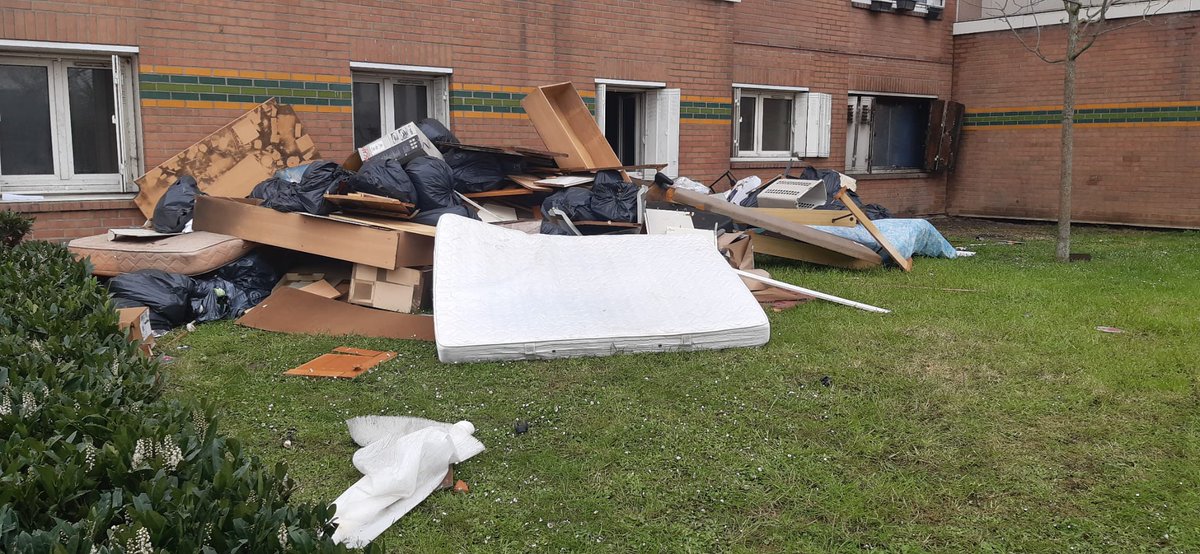 CAbandonnee's tweet photo. Au printemps c'est le grand ménage à #Colombes
Profitez du beau temps pour faire respirer votre mobilier
#shamovitcherie
#escrolo
#saccageColombes #Colombescrade #Colombescrasse https://t.co/5M5HRBjprv