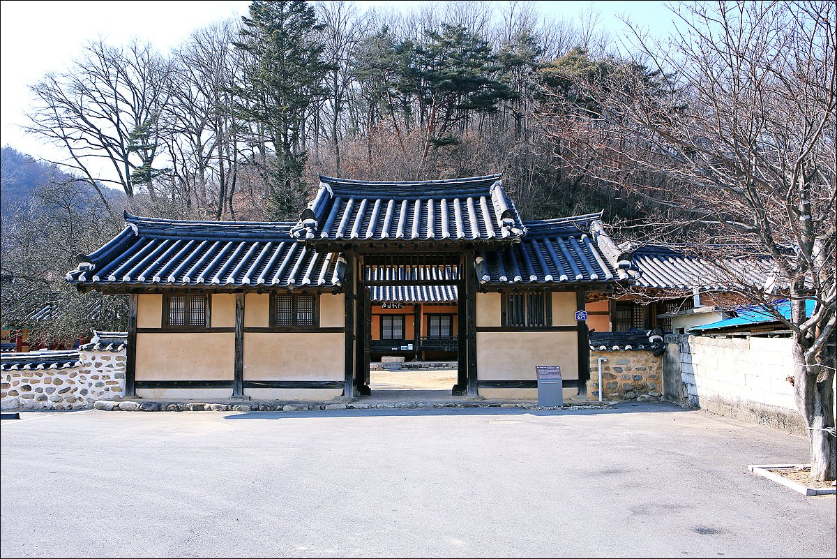 gumksl's tweet photo. #문경장수황씨종택

세종 때 여의정을 지낸 황의의 7대손인 칠봉 황시간이 여기서 거주했다고 합니다.
이 종택은 문경지역에 있는 양반집 중의 하나이며 기록으로 볼때 16세기 후반에 세운것으로 400년이 넘었다고 합니다.

#문경가볼만한곳
#문경여행
#장수황씨종택 
#문경시 https://t.co/UvHkyrAyPS