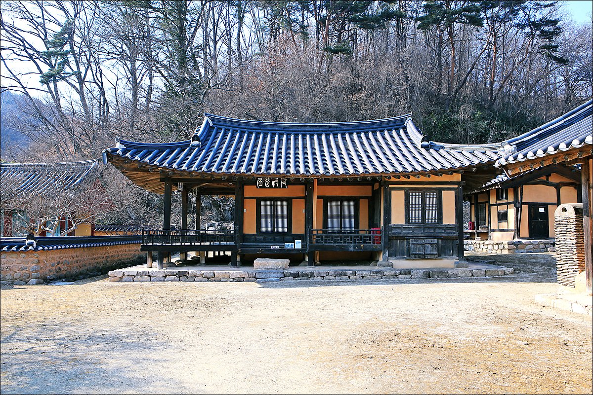 gumksl's tweet photo. #문경장수황씨종택

세종 때 여의정을 지낸 황의의 7대손인 칠봉 황시간이 여기서 거주했다고 합니다.
이 종택은 문경지역에 있는 양반집 중의 하나이며 기록으로 볼때 16세기 후반에 세운것으로 400년이 넘었다고 합니다.

#문경가볼만한곳
#문경여행
#장수황씨종택 
#문경시 https://t.co/UvHkyrAyPS
