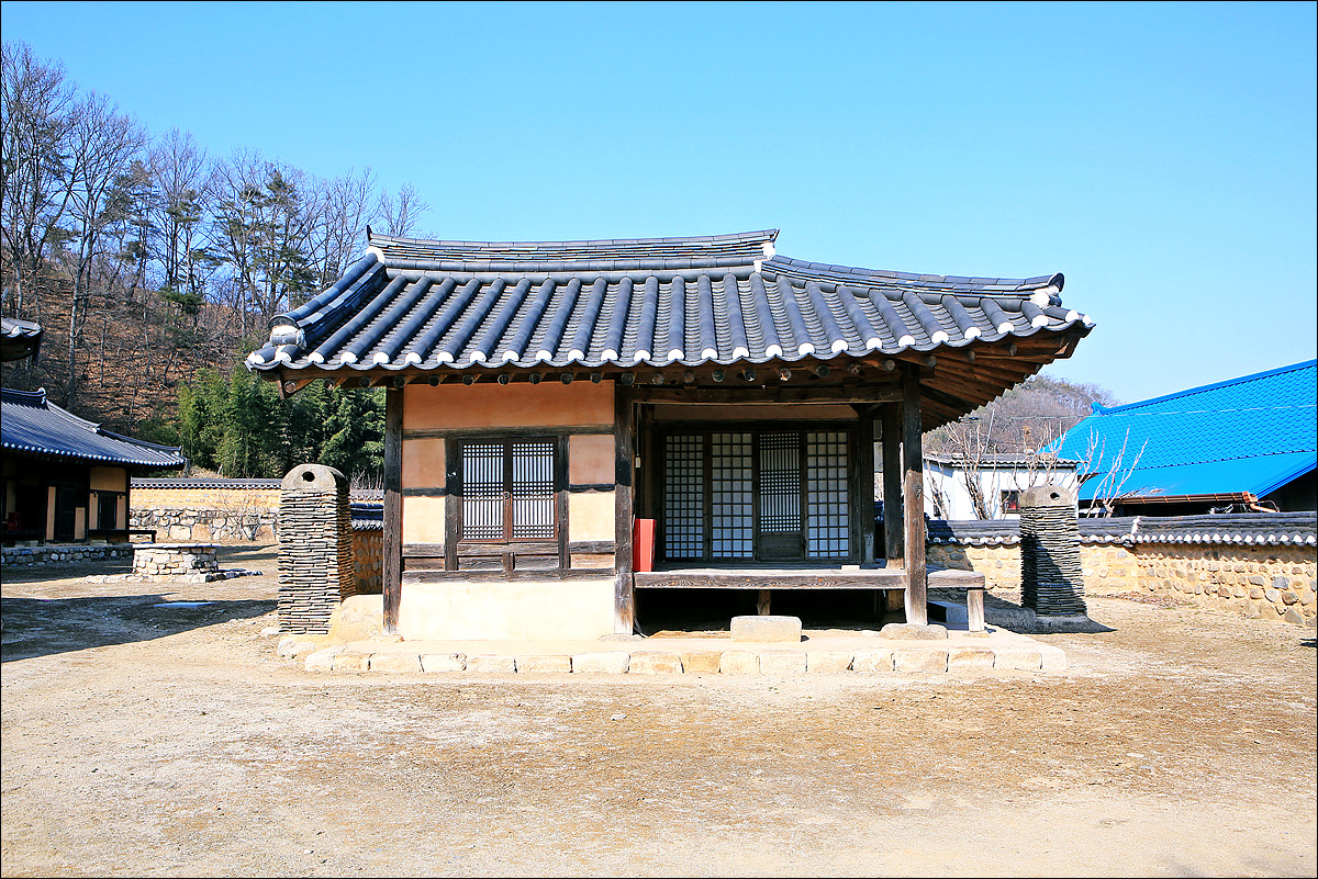 gumksl's tweet photo. #문경장수황씨종택

세종 때 여의정을 지낸 황의의 7대손인 칠봉 황시간이 여기서 거주했다고 합니다.
이 종택은 문경지역에 있는 양반집 중의 하나이며 기록으로 볼때 16세기 후반에 세운것으로 400년이 넘었다고 합니다.

#문경가볼만한곳
#문경여행
#장수황씨종택 
#문경시 https://t.co/UvHkyrAyPS