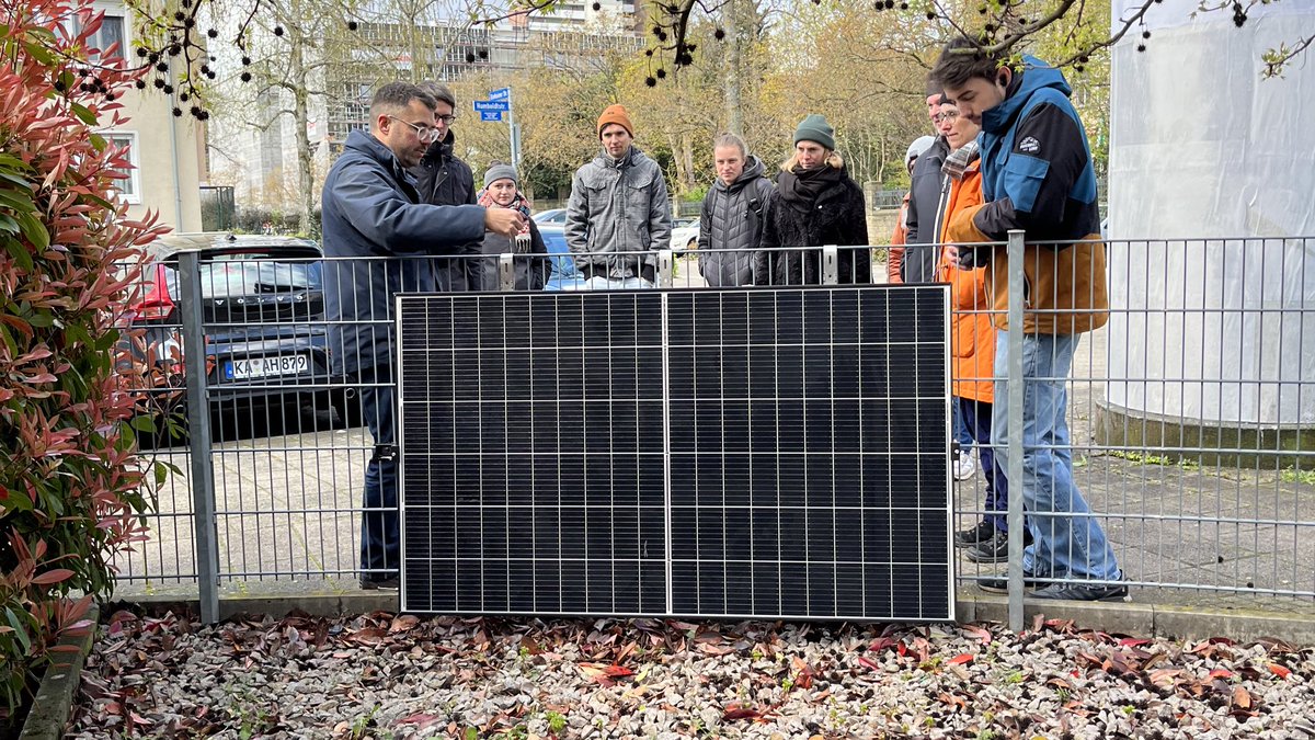 balkonsolar's tweet photo. Unser @sbamueller hat in #Karlsruhe einen kleinen #Balkonsolar-Montage-Workshop gehalten. Danke an das @quartierzukunft für die Einladung.
#energiewende #karlsruhe #solar #solarhook #trinasolar https://t.co/EGAZtVDKIl
