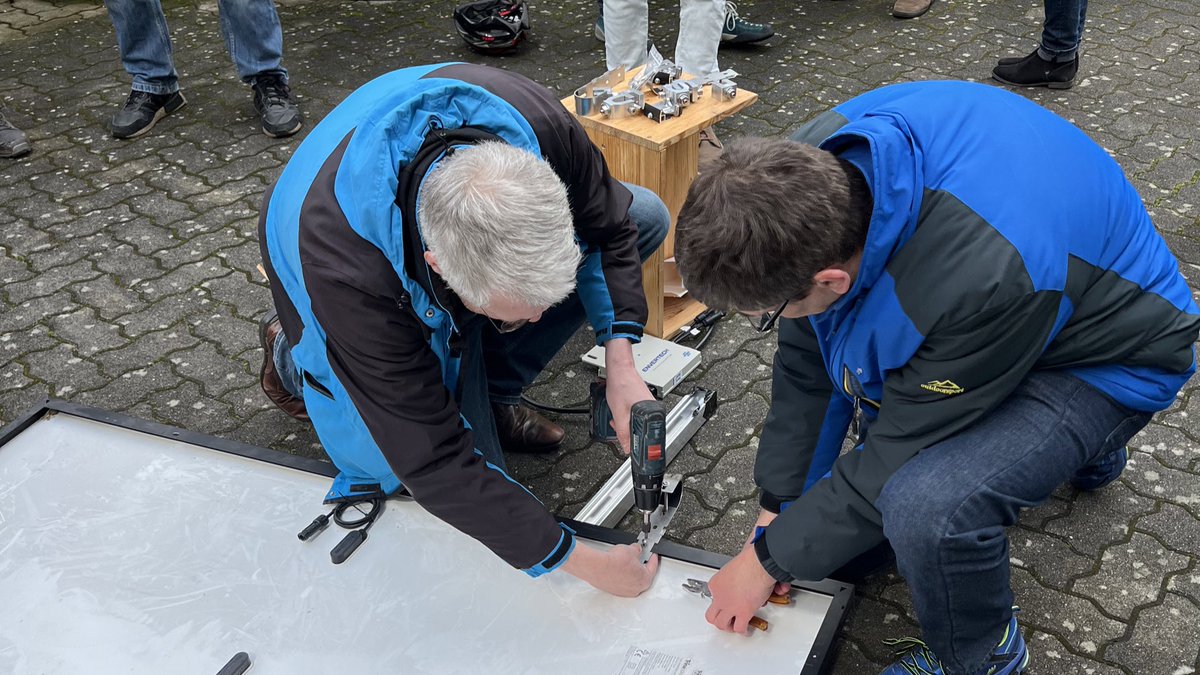 balkonsolar's tweet photo. Unser @sbamueller hat in #Karlsruhe einen kleinen #Balkonsolar-Montage-Workshop gehalten. Danke an das @quartierzukunft für die Einladung.
#energiewende #karlsruhe #solar #solarhook #trinasolar https://t.co/EGAZtVDKIl