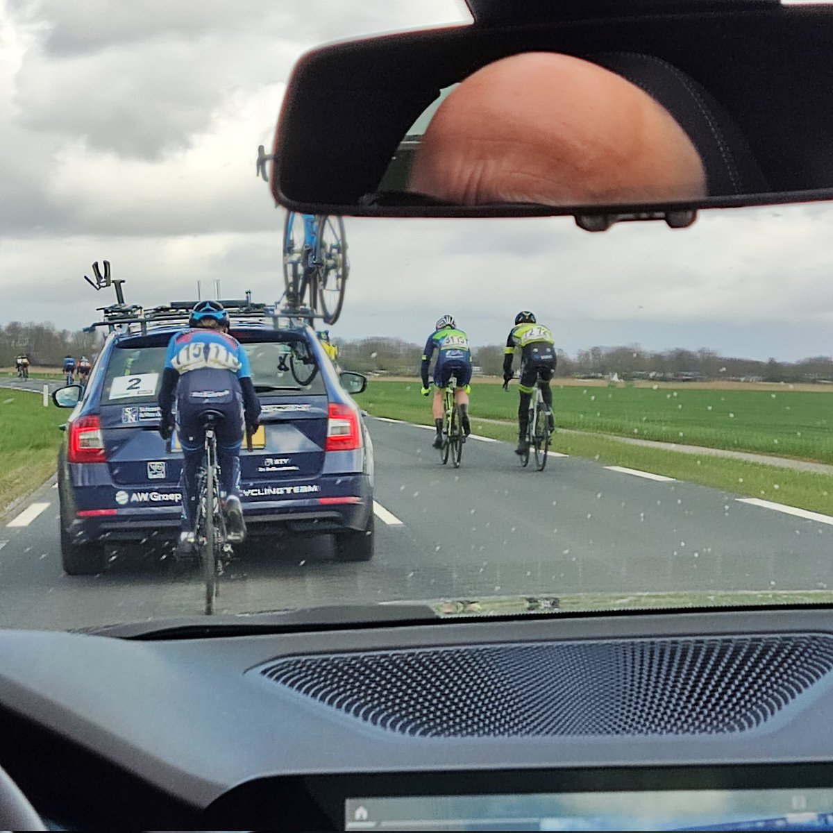 Net zoals bij de wedstrijd van de dames breekt het peloton bij de start van de wedstrijd gelijk op. #zuiderzeeronde