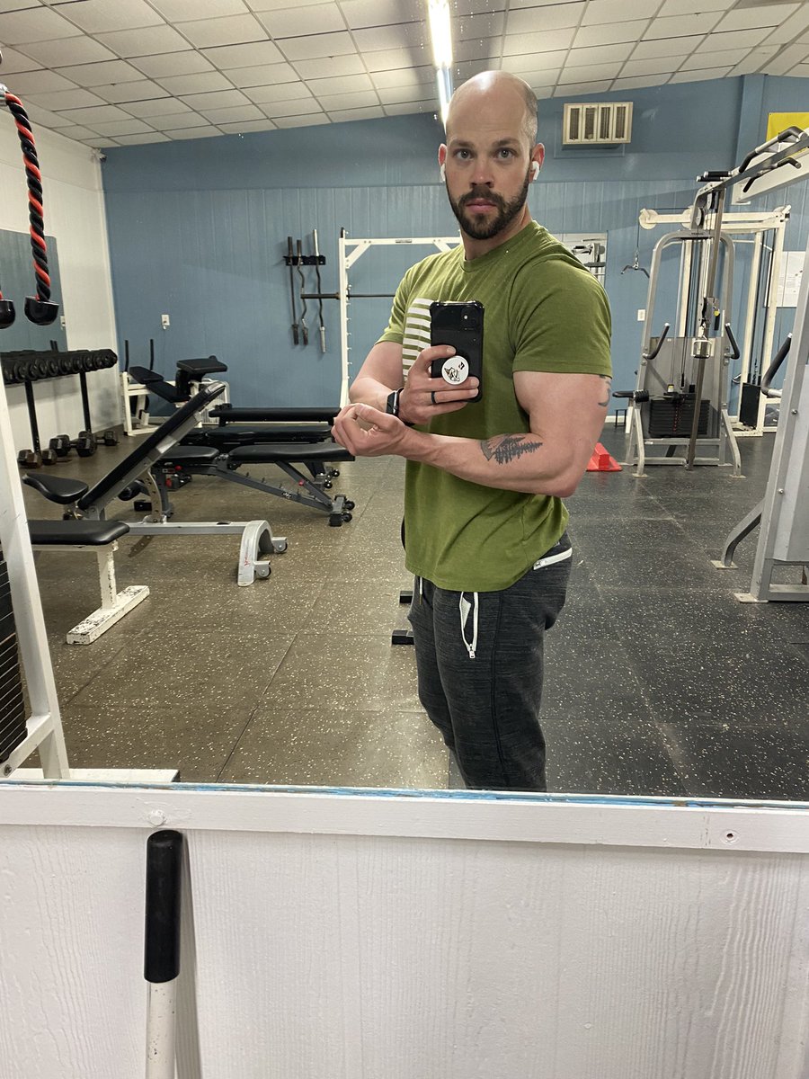 cmbeckman13's tweet photo. Choke the bicep! @smallarmzdanny @ColeSusac #notsmall https://t.co/6MSMvVTd1O