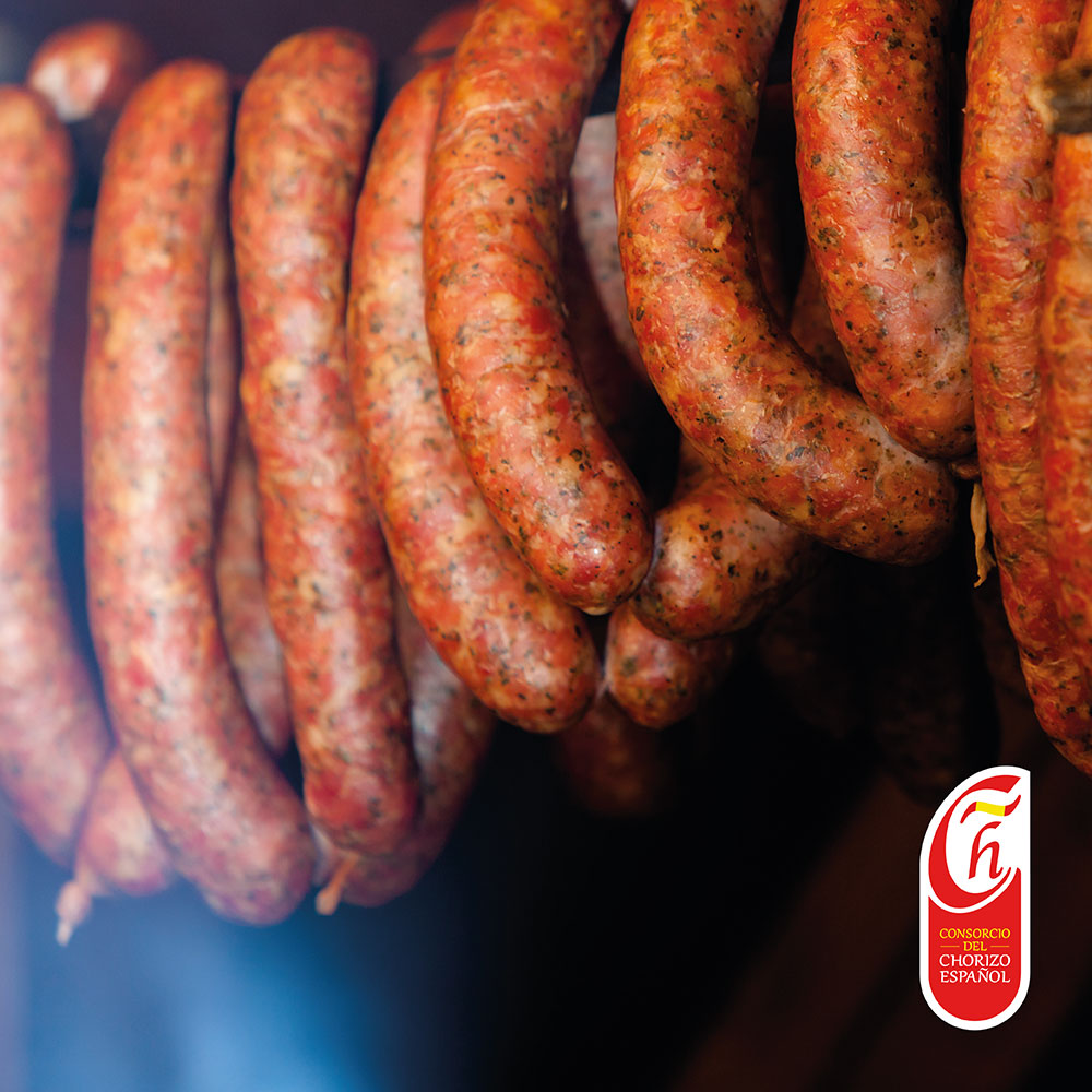 Spanish_Chorizo's tweet photo. During the maturation time of #SpanishChorizo, these are often smoked with oak or holm oak wood and then left to air-dry outside. Giving them their unique flavour!

https://t.co/Y5RKgPRZXk 
#SpanishChorizo #ChorizoEspañol #GreatBritishChefs #SpanishProduct #PorkSector https://t.co/rtvN5Oiovv