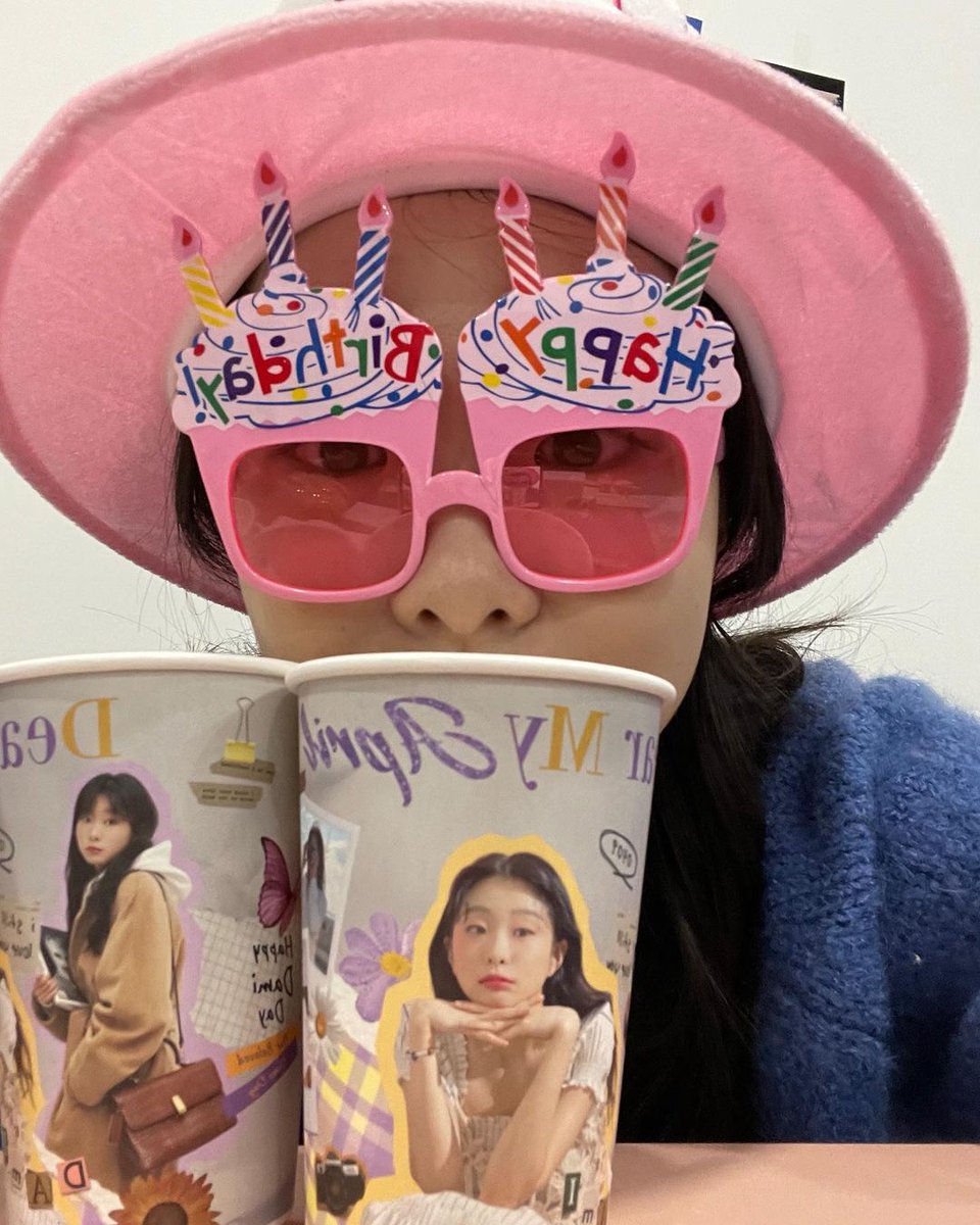 𝑯𝒂𝒑𝒑𝒚 𝑫𝒂𝒎𝒊 𝑫𝒂𝒚♡̆̈ 

어이없게도 정신없어서 생일 거의 다 지나서야 올리는 다미 생일 기념이었던 #RT 이벤트,,,🥺💖
RT 추첨 한 분께 다미 관련 오브제가 들어간 A4 사이즈 2022년 연력을 드려요
당발은 다미 생일 지나고 다음 주쯤,,,