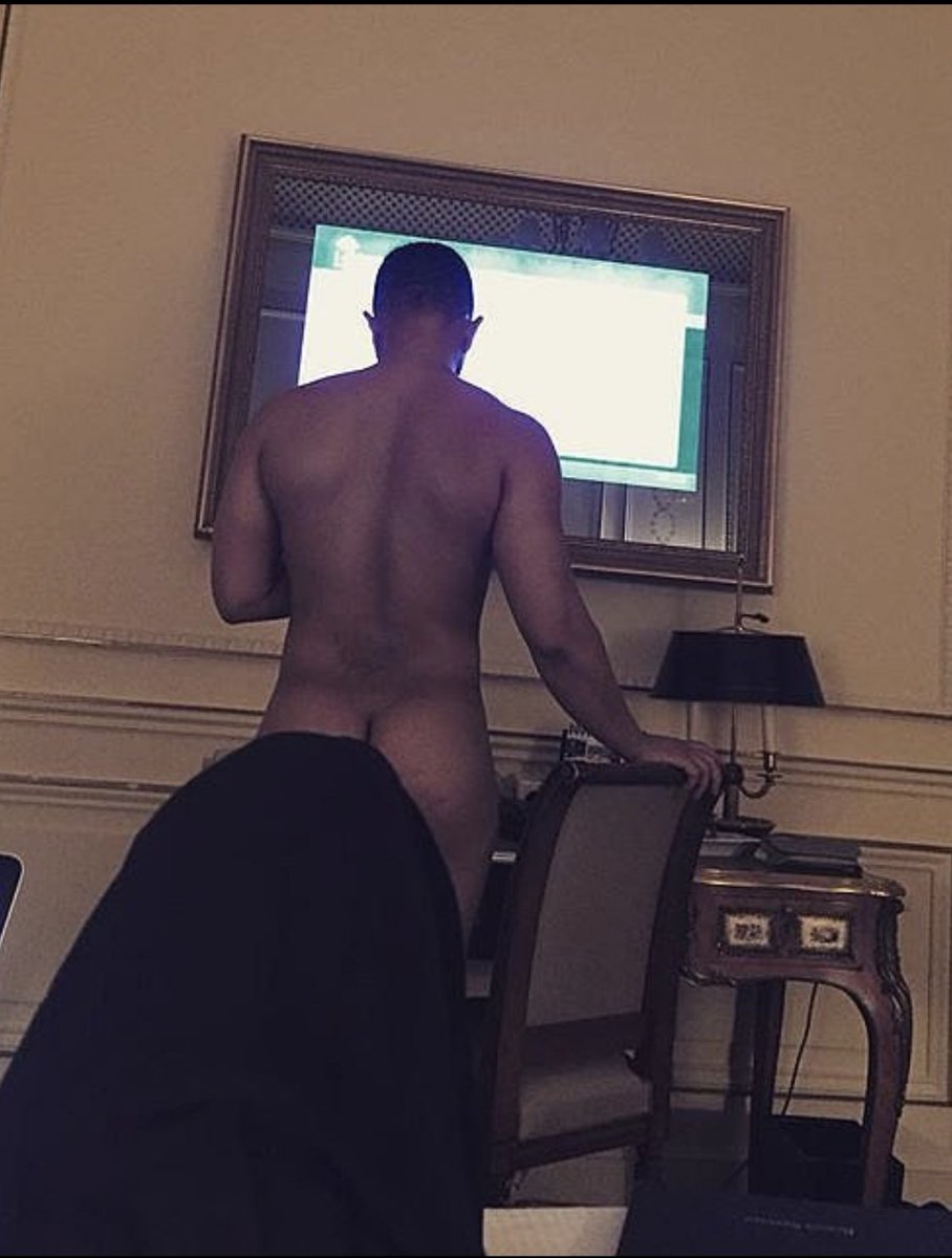 buttpalace8's tweet photo. Big booty John Legend 😍🍑 https://t.co/Gn5NDUR14K