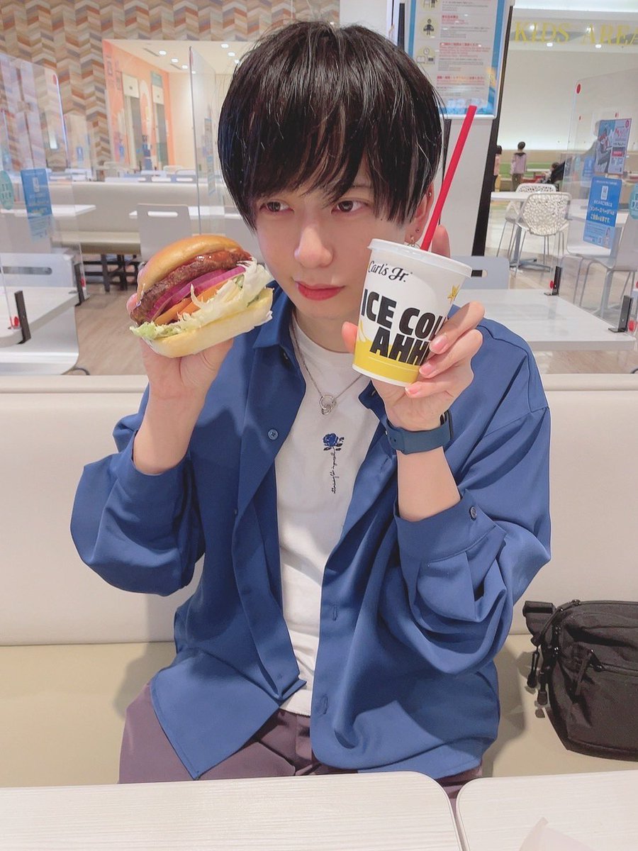 mode_yuu's tweet photo. こないだ顔くらい大きいハンバーガーをいただいた…！！
とんでもなく食べ応えがあった🧸

今日から2日に1回のペースで生配信します！！
詳しくは(@yuu_Ichinose2 )こちらを見ていただけたら嬉しいです٩(　ᐕ)و https://t.co/JpAfMp7KWj
