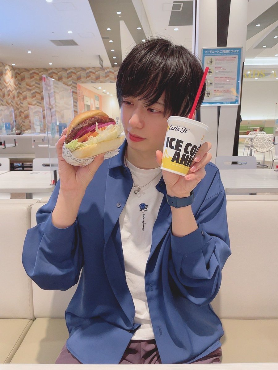 mode_yuu's tweet photo. こないだ顔くらい大きいハンバーガーをいただいた…！！
とんでもなく食べ応えがあった🧸

今日から2日に1回のペースで生配信します！！
詳しくは(@yuu_Ichinose2 )こちらを見ていただけたら嬉しいです٩(　ᐕ)و https://t.co/JpAfMp7KWj